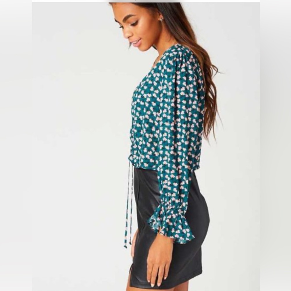 ❤️❤️ Altar'd State Ariana Floral Cinch Front Top❤️❤️size M